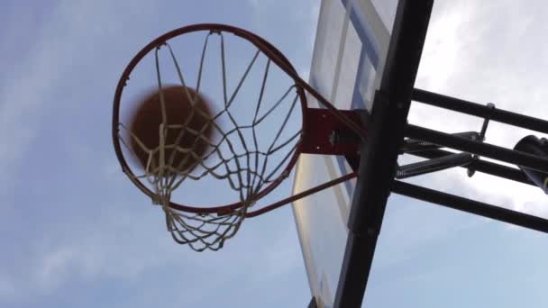 Skjut Boll Basket Hoop Mot Blue Sky Låg Vinkel — Stockvideo