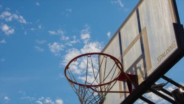 Wolken Rollen Een Basketbalring Heldere Blauwe Lucht Time Lapse — Stockvideo