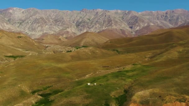 Letecký Pohled Zelené Kopce Hory Dne Poblíž Arashanských Jezer Uzbekistánu — Stock video