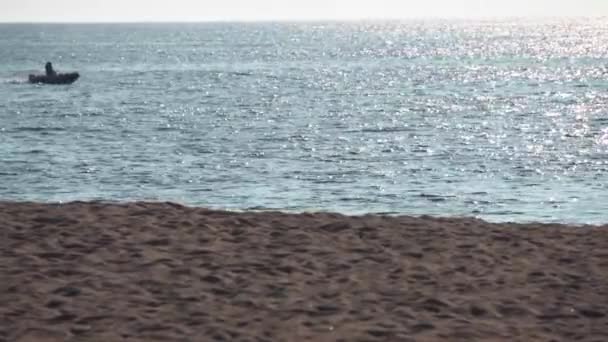 船尾有落日的快艇 游艇超速行驶的海滩视图 — 图库视频影像