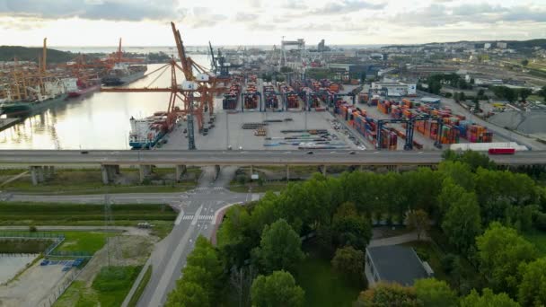 Vuelo Aéreo Hacia Astillero Gigante Gdynia Durante Salida Del Sol — Vídeos de Stock