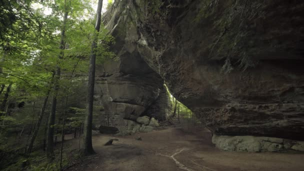 Kobieta Spacerowiczka Wychodzi Jaskini Pod Dużym Naturalnym Łukiem Kamiennym Lesie — Wideo stockowe