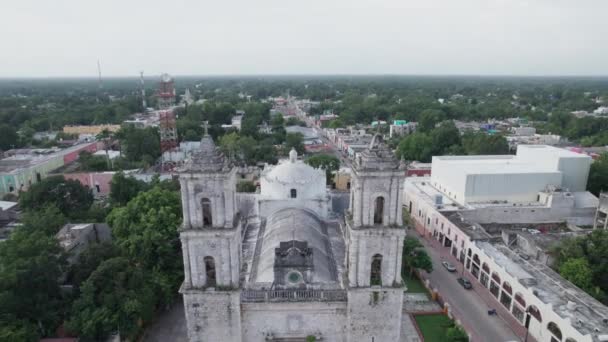 Dronie Tillbakadragande Från Kyrkan Valladolid — Stockvideo