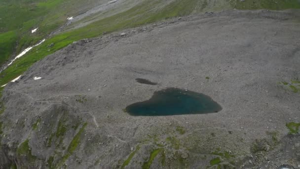 När Naturen Romantisk Hjärtat Formad Sjö — Stockvideo