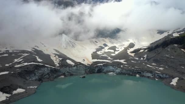 클라린던 빙하에 스위스 지대에 클라우 근처의 리제라고 빙하로 호수를 공중에서 — 비디오
