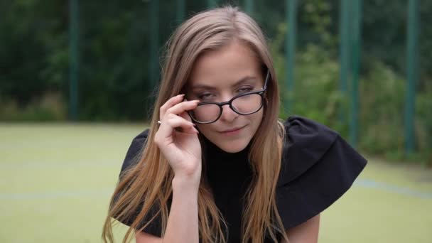 Retrato Joven Modelo Femenina Feliz Con Gafas Parque Mirando Cámara — Vídeo de stock