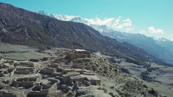 Viaggiatori Trekking Alle Rovine Villaggio Altopiano Circondato Incredibili Montagne Neve — Video Stock