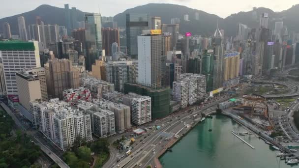 香港铜锣湾沙士打道一带的现代海滨建筑物 空中飞行 — 图库视频影像