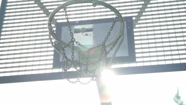 Basketball Trifft Den Korb Einem Sonnigen Tag Zeitlupe — Stockvideo