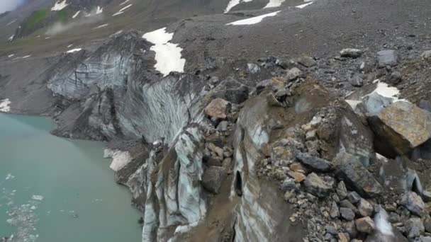 Vista Aérea Del Glaciar Cubierto Rocas Lago Griessli — Vídeos de Stock