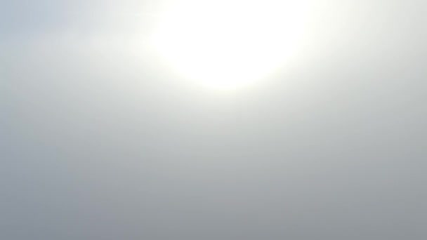 无人机将云朵飘入蓝天 — 图库视频影像