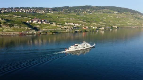 Vista Aérea Barco Cruzeiro Lausanne Com Turistas Que Navegam Lago — Vídeo de Stock