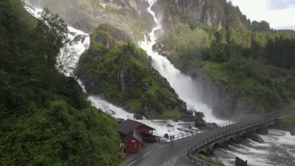 ノルウェーの有名なラテフォッセン滝の着実なドローン映像 — ストック動画