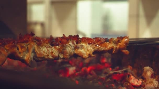 Apetititretande Hot Shish Kebabs Metallskärare Ovanför Glödande Kol Närbild Låg — Stockvideo