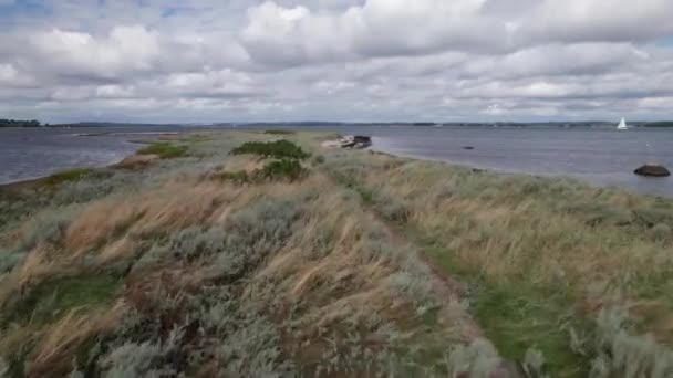 Drone Flyover Beach Shore Dinamarca Europa Dolly Shot — Vídeo de stock