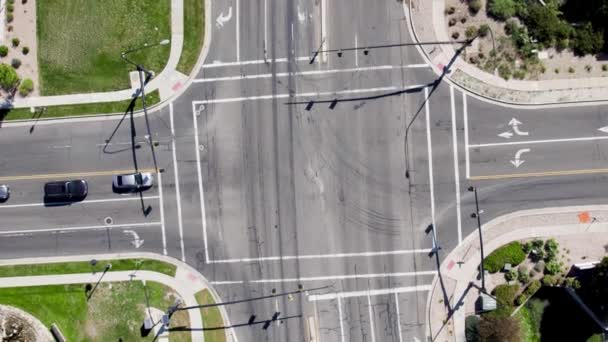 Vista Dall Alto Incrocio Con Traffico Diurno Giorno Soleggiato Orbita — Video Stock