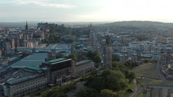 Cinemático Círculo Drone Tiro Nelson Monumento Calton Colina Edimburgo — Vídeo de Stock