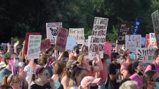 Χιλιάδες Διαδηλωτές Διαδηλώνουν Στις Γυναίκες Μάρτιο Του 2021 Διαδηλωτές Κρατούν — Αρχείο Βίντεο