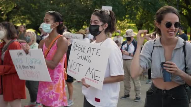 Une Femme Tient Une Pancarte Protestation Regulate Guns Lors Rassemblement — Video