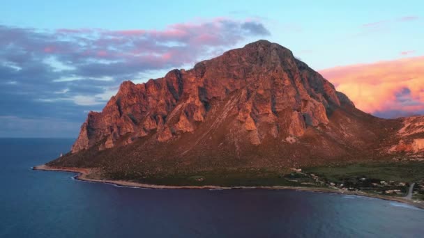 Vista Aérea Pôr Sol Iluminado Montanha Cofano Rochosa Sicília Itália — Vídeo de Stock