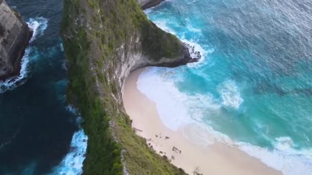 Vista Aérea Baía Oceano Falésias Kelingking Beach Nusa Penida Bali — Vídeo de Stock