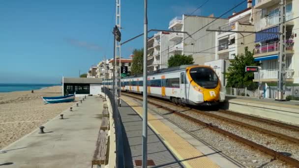 Rodalies Train Costa Del Maresme Barcelona Mid Distance Passing Beach — Stock Video