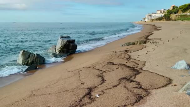Praia Mediterrânica Sem Pessoas Nascer Sol Azul Turquesa Água Calma — Vídeo de Stock