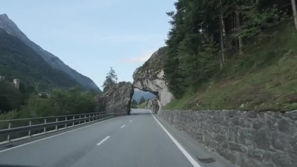 Passando Pelo Túnel Pedra Natural — Vídeo de Stock