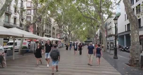 Oameni Care Merg Strada Rambla Centrul Barcelonei Spania Gimbal Înainte — Videoclip de stoc