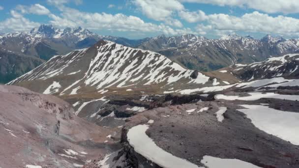 Luftaufnahme Eines Atemberaubenden Durchgehenden Gebirges Das Teilweise Mit Schnee Bedeckt — Stockvideo