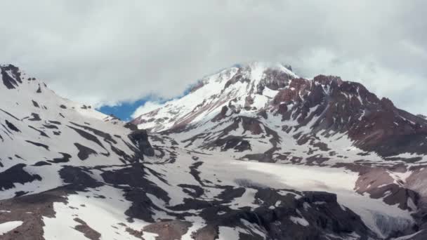 Vista Panorámica Aérea Impresionante Cordillera Parcialmente Cubierta Nieve Cielo Nublado — Vídeo de stock