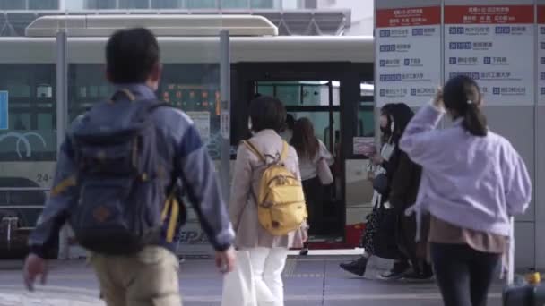 Passagiers Stappen Bus Kanazawa City Japan Wijd Schot — Stockvideo