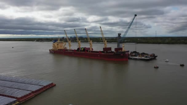 Video Udara Dari Sebuah Kapal Yang Dimuat Sungai Mississippi Louisiana — Stok Video