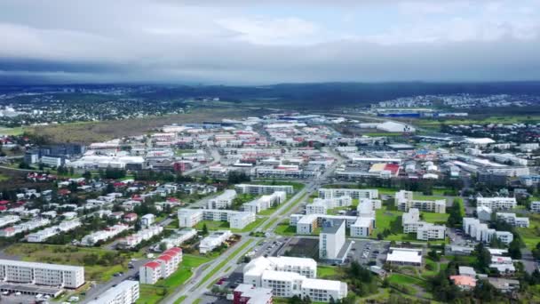 Bulutlu Bir Sabahta Reyjavik Şehrinde Panoramik Hava Manzarası Hava Aracı — Stok video