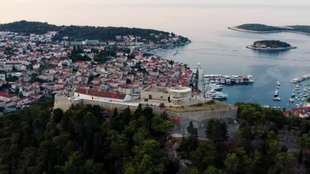 克罗地亚的西班牙要塞和Hvar镇全景 空中飞行 — 图库视频影像