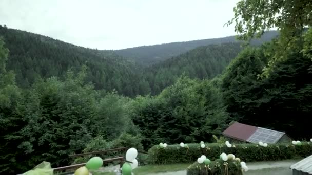 Ogród Pełen Balonów Środku Lasu Widokiem Góry — Wideo stockowe