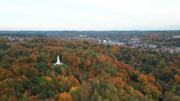 Aeria Wzgórze Trzech Krzyży Jesienią Wilnie Majestatycznym Złotym Lasem — Wideo stockowe