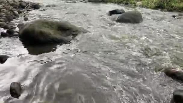 Знімок Водяного Потоку Скелястій Річці — стокове відео