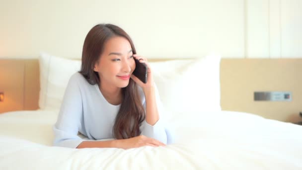 Krásná asijská žena mluví na mobilním telefonu v ložnici, Full Frame, Pomalý pohyb