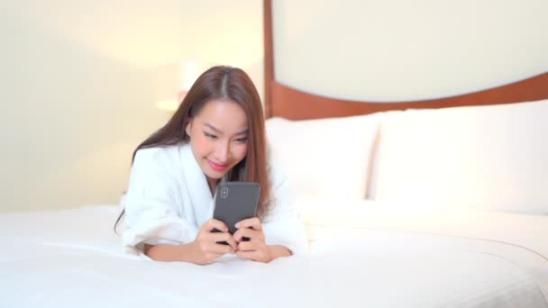 Ung Vacker Asiatisk Kvinna Spelar Online Spel Smartphone Full Frame — Stockvideo
