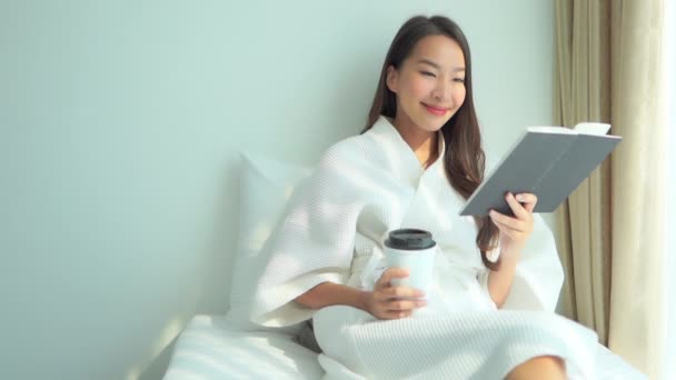 Mooie Gelukkig Exotische Vrouw Die Boek Leest Koffie Drinkt Badjas — Stockvideo