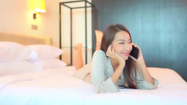 Leende Ung Asiatisk Kvinna Talar Smartphone Med Vän Eller Älskare — Stockvideo