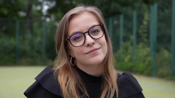 Portret Van Jonge Glimlachende Vrouw Met Bril Kijkend Naar Camera — Stockvideo