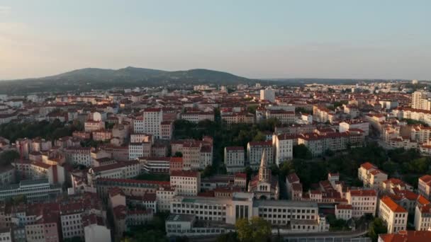 Dolly Frente Drone Tiro Direção Edifícios Residenciais Densos Lyon França — Vídeo de Stock