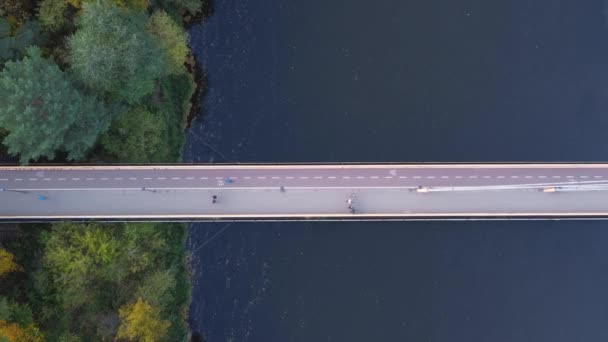 Tiro Ascendente Puente Con Ciclistas Peatones Vilnius Lituania Durante Otoño — Vídeo de stock