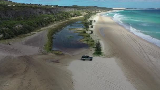 Aérea Camión Convierte Playa Arena Más Allá Estancada Laguna Subtropical — Vídeo de stock