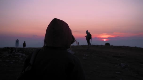 Kobieta Oglądająca Zachód Słońca Nad Jeziorem Garda Włoszech Turyści Górscy — Wideo stockowe