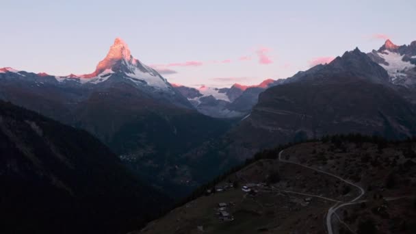 Dolly Hacia Adelante Drone Disparo Suiza Matterhorn Amanecer Alpenglow — Vídeos de Stock