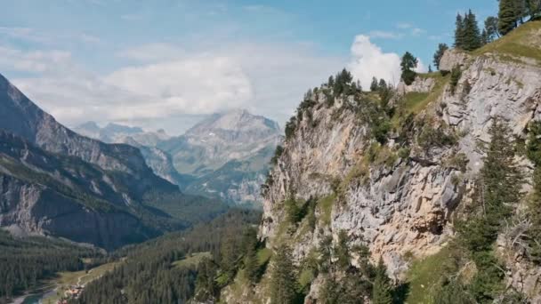 Drone Schot Langs Bergachtige Klif Onthullend Episch Bergzicht Zwitserland — Stockvideo