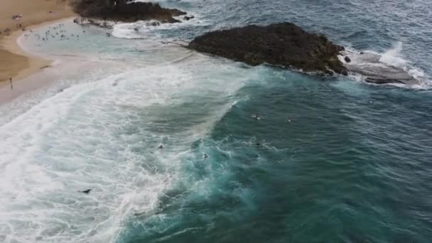 Pessoas Nadam Surfam Praia Poza Del Obispo Com Grandes Ondas — Vídeo de Stock